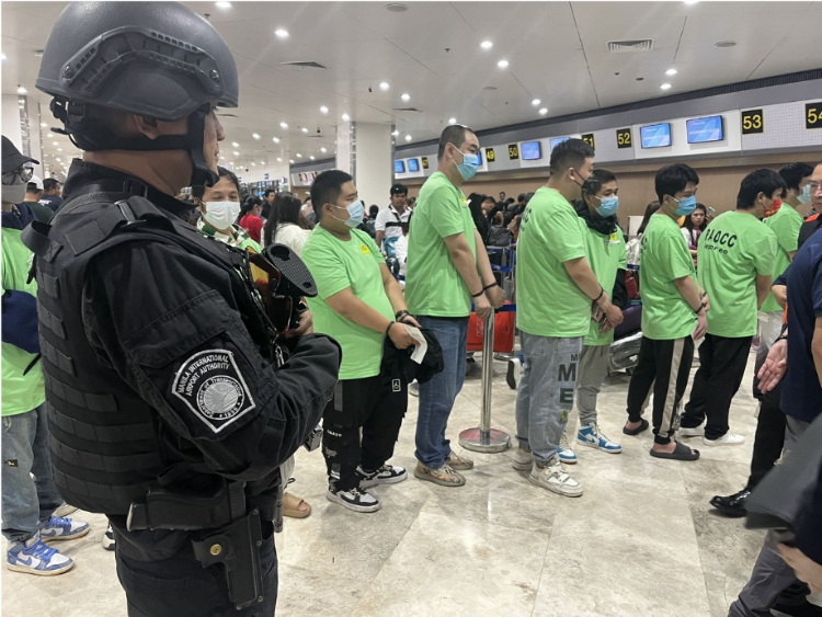 中國和菲律賓兩國執(zhí)法部門合作遣返在菲從事離岸博彩的中國公民。駐菲律賓使館供圖