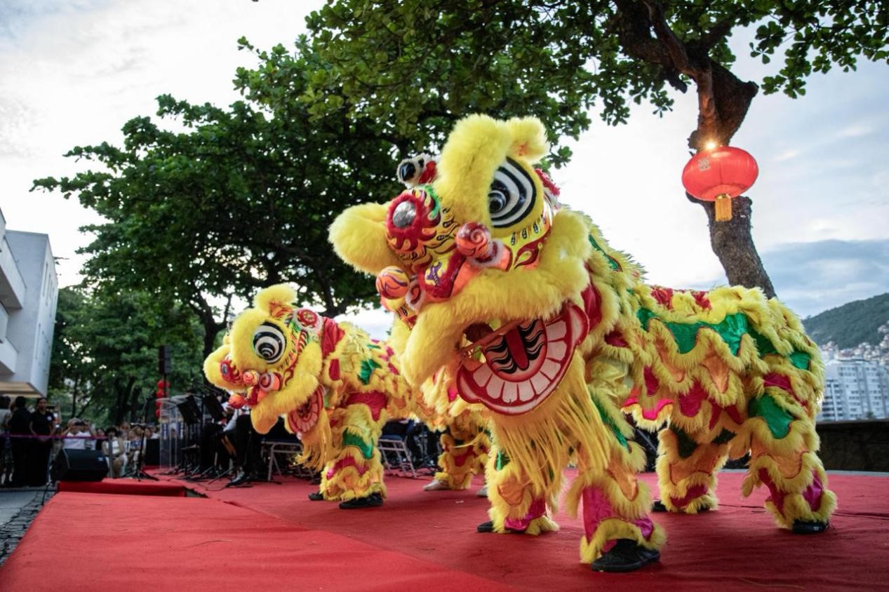 當(dāng)?shù)貢r(shí)間2月24日晚，2024年元宵節(jié)慶?；顒?dòng)在巴西里約熱內(nèi)盧市科帕卡巴納要塞舉辦。巴西山河文化促進(jìn)中心供圖