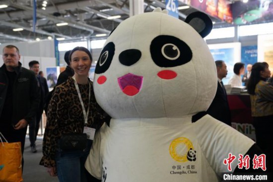 3月5日，2024年柏林國際旅游交易會(ITB)在柏林會展中心拉開帷幕。以“你好！中國”為主題的中國展區(qū)當(dāng)日亮相展會。圖為觀眾與大熊貓人偶合影。中新社記者 馬秀秀 攝