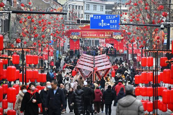 2024年2月18日，游客在2024年青島蘿卜·元宵·糖球會(huì)上消費(fèi)、游玩。新華社記者李紫恒攝