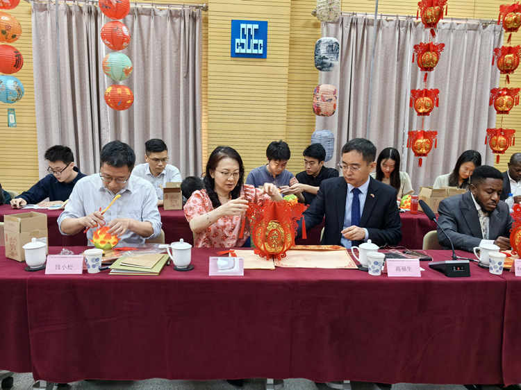 燈籠文化交流活動現(xiàn)場。中建國際中西非公司供圖