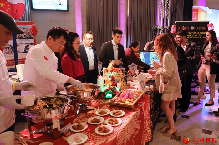 使館工作人員詳細(xì)為現(xiàn)場(chǎng)美食家和來賓講解菜品色香味特點(diǎn)、原料特色、烹制手法及其中蘊(yùn)含的中華美食文化。人民網(wǎng)記者 李志偉攝