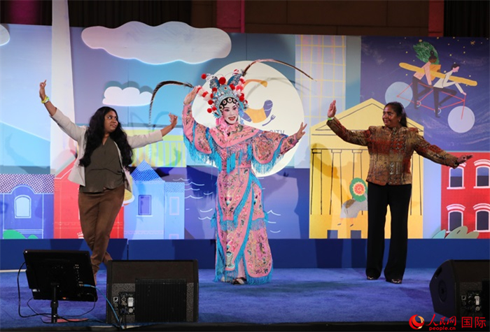 當(dāng)?shù)厝A人京劇社團(tuán)的青年演員現(xiàn)場(chǎng)表演京劇選段，并與現(xiàn)場(chǎng)觀眾近距離互動(dòng)。人民網(wǎng)記者 李志偉攝