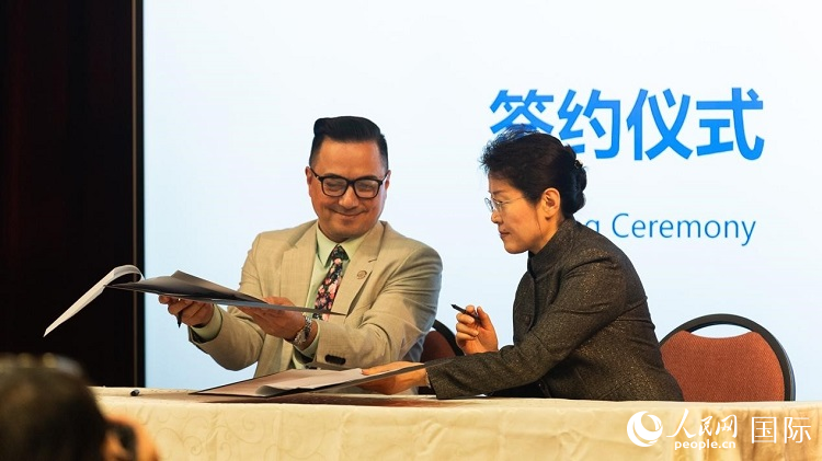 山東省圖書館與舊金山公共圖書館簽署合作協(xié)議。