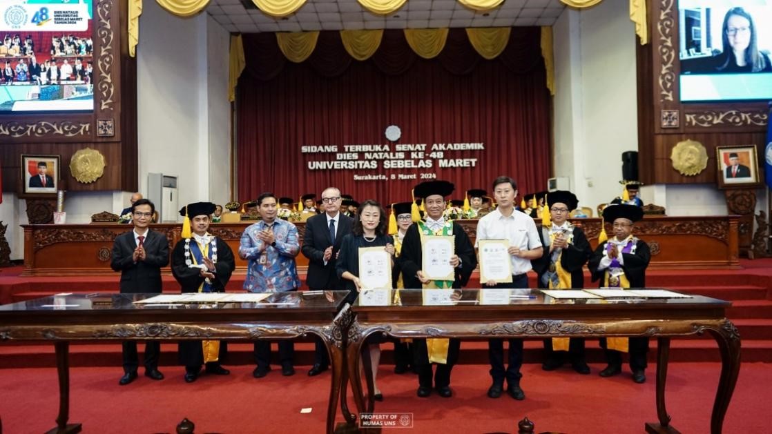 西華大學(xué)、三一一大學(xué)、印尼鋰源新材料有限公司、四川鋰源新能源有限公司四方共同簽署國際合作協(xié)議。印尼三一一大學(xué)孔子學(xué)院供圖