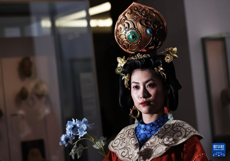 3月13日，在位于法國(guó)巴黎的吉美國(guó)立亞洲藝術(shù)博物館，模特展示敦煌復(fù)原服飾。新華社記者 高靜 攝