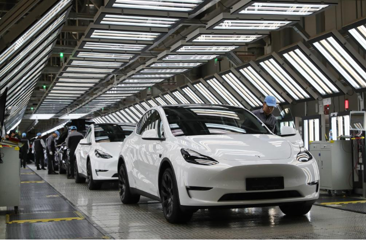 2023年12月22日，在特斯拉上海超級工廠內(nèi)，工人在對出廠前的車輛進行漆面及門窗檢測。新華社記者 方喆 攝