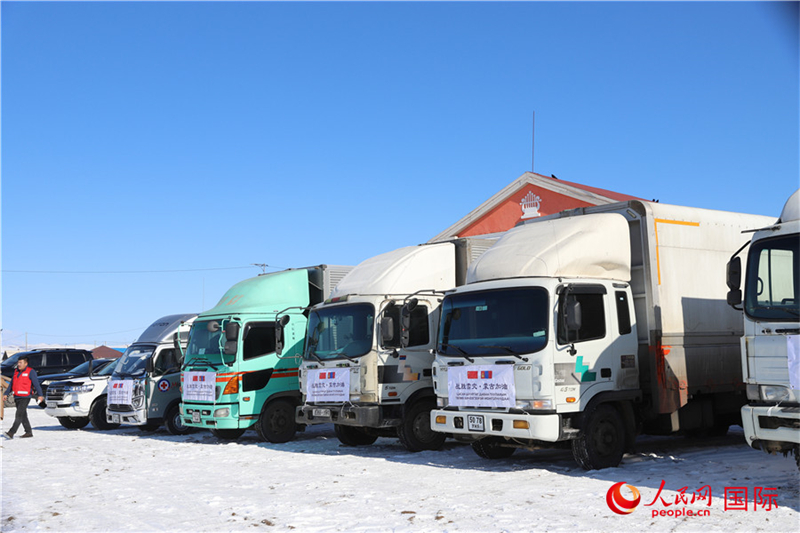 6.3月18日，滿載賑災(zāi)物資卡車在中央省額爾登縣整裝待發(fā)。人民網(wǎng)記者 霍文攝
