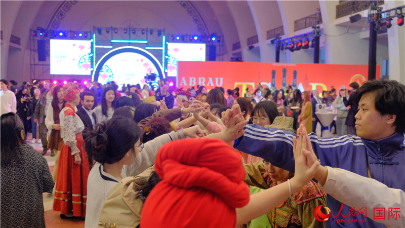 中俄觀眾在現(xiàn)場(chǎng)參與俄羅斯民俗互動(dòng)游戲。人民網(wǎng) 褚夢(mèng)琦攝