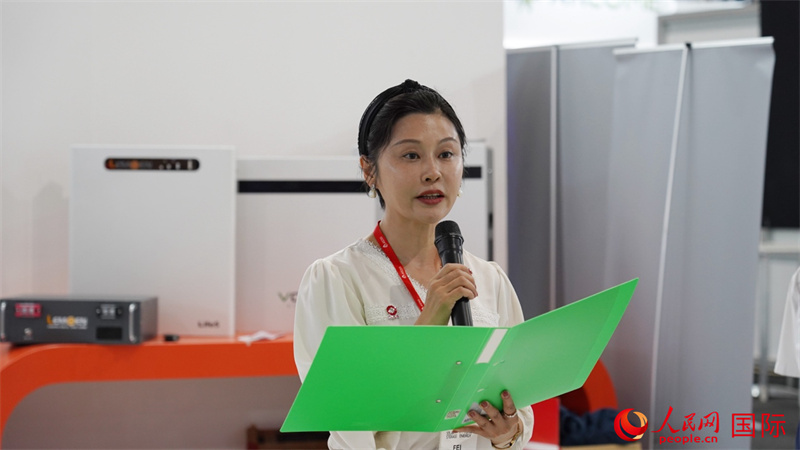 中建材海外經(jīng)濟(jì)合作有限公司總經(jīng)理姜婓致辭。人民網(wǎng) 劉暢攝