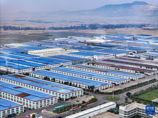 這是2023年11月3日在埃塞俄比亞杜凱姆市拍攝的東方工業(yè)園（無人機(jī)照片）。 新華社發(fā)（東方工業(yè)園供圖）