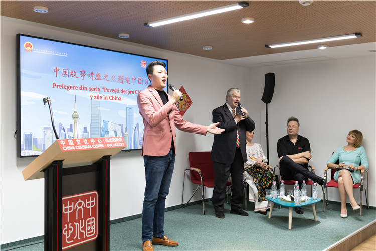 中國青年男高音歌唱家方瀧與奧爾基·圖爾達合唱羅語歌曲。布加勒斯特中國文化中心供圖。