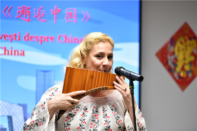 喬治亞娜·帕納演奏排簫。 布加勒斯特中國文化中心供圖。