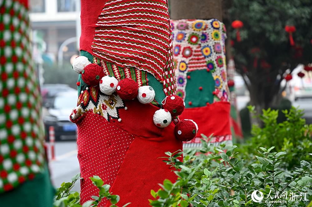 杭州市拱墅區(qū)獅虎橋路上的行道樹“穿”上了新裝。人民網(wǎng) 葉賓得攝
