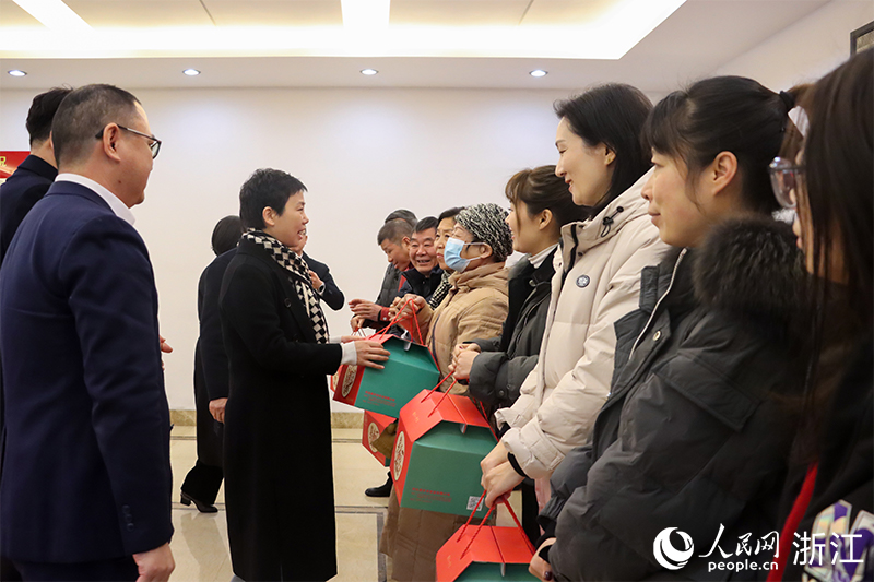 杭州市上城區(qū)“我為年夜飯?zhí)淼啦恕睈坌亩Y盒正式啟送。人民網 秦文攝