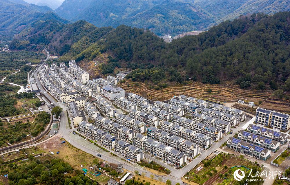近日，航拍寧波市海曙區(qū)龍觀鄉(xiāng)李岙村屋頂光伏項目。人民網(wǎng) 章勇濤攝