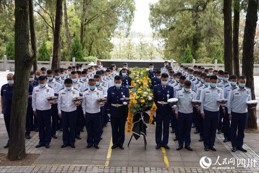 涼山州森林消防支隊駐西昌全體消防救援人員一同前往西昌市烈士陵園舉行紀念活動。樊文淵攝