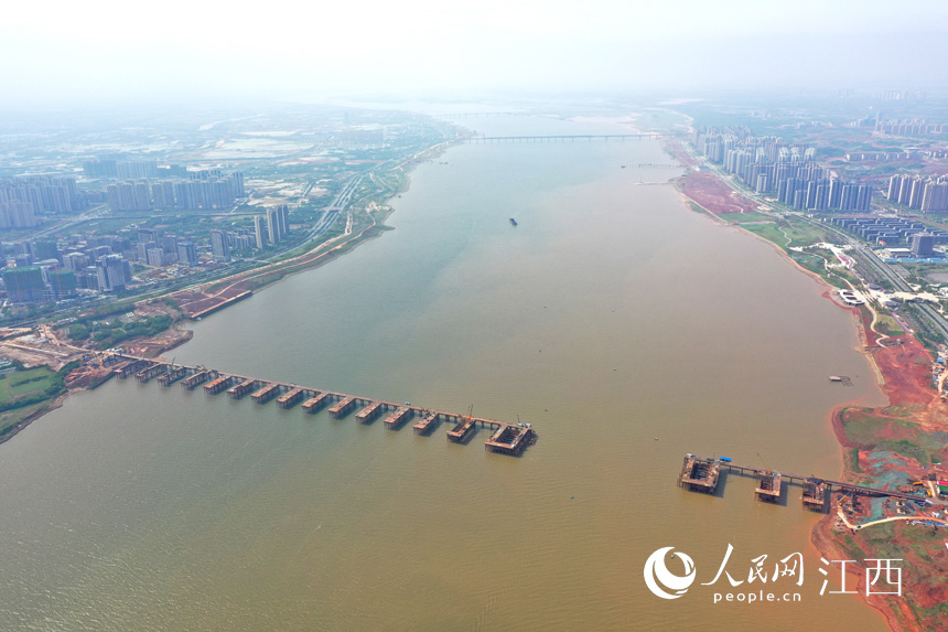 航拍九龍湖過江大橋，該橋是南昌第七座跨贛江通道。 人民網(wǎng) 時(shí)雨攝