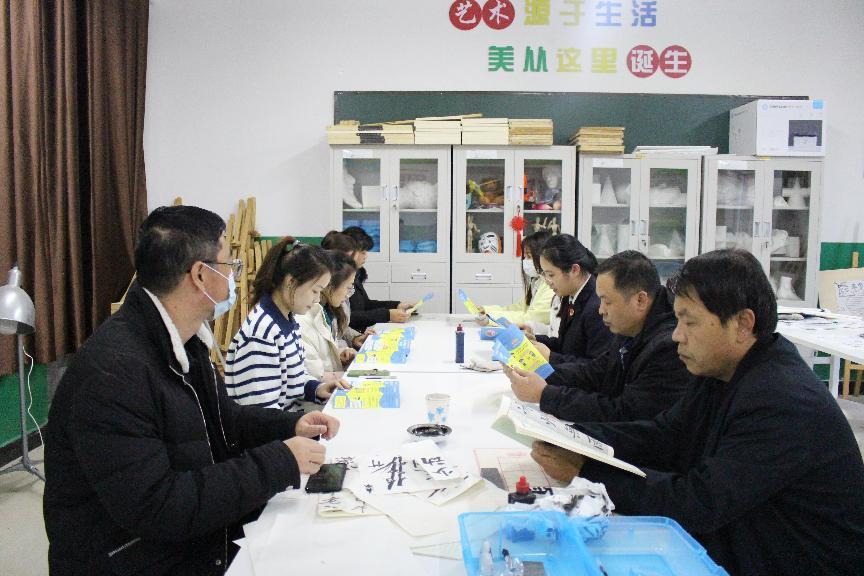 河北省臨西縣人民檢察院未檢檢察官在臨西縣第二小學(xué)為家長(zhǎng)講解家庭教育促進(jìn)法。 孫國(guó)月攝