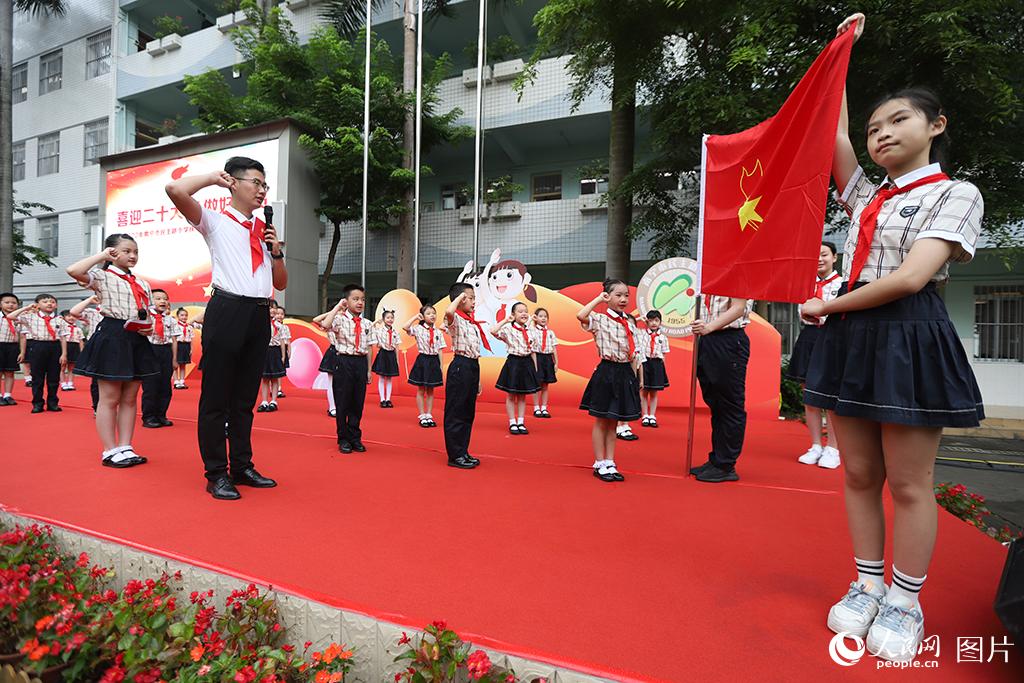 5月31日，在廣西壯族自治區(qū)南寧市民主路小學，學校大隊輔導員帶領少先隊員呼號。人民網記者 嚴立政攝