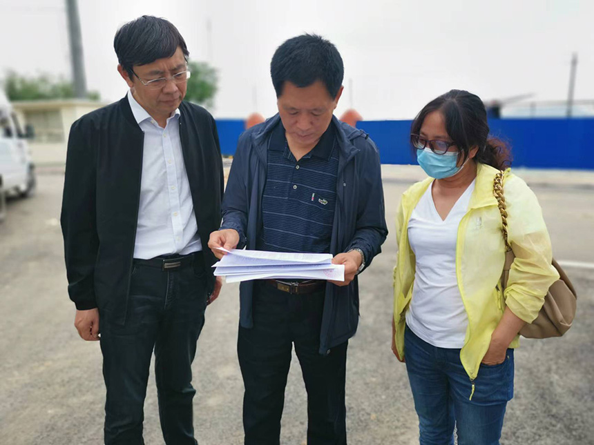 國情調(diào)查核查組專家對司家營鐵礦生產(chǎn)臺賬等進行檢查。袁海波攝