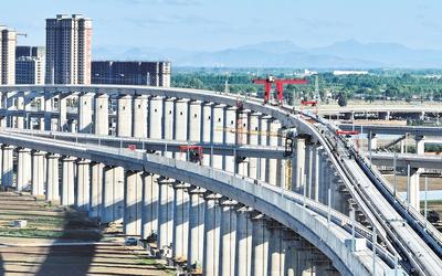 6月7日，工人在唐山市高新技術(shù)開發(fā)區(qū)境內(nèi)的京唐城際鐵路建設(shè)工地施工（無人機照片）。 新華社記者 楊世堯攝