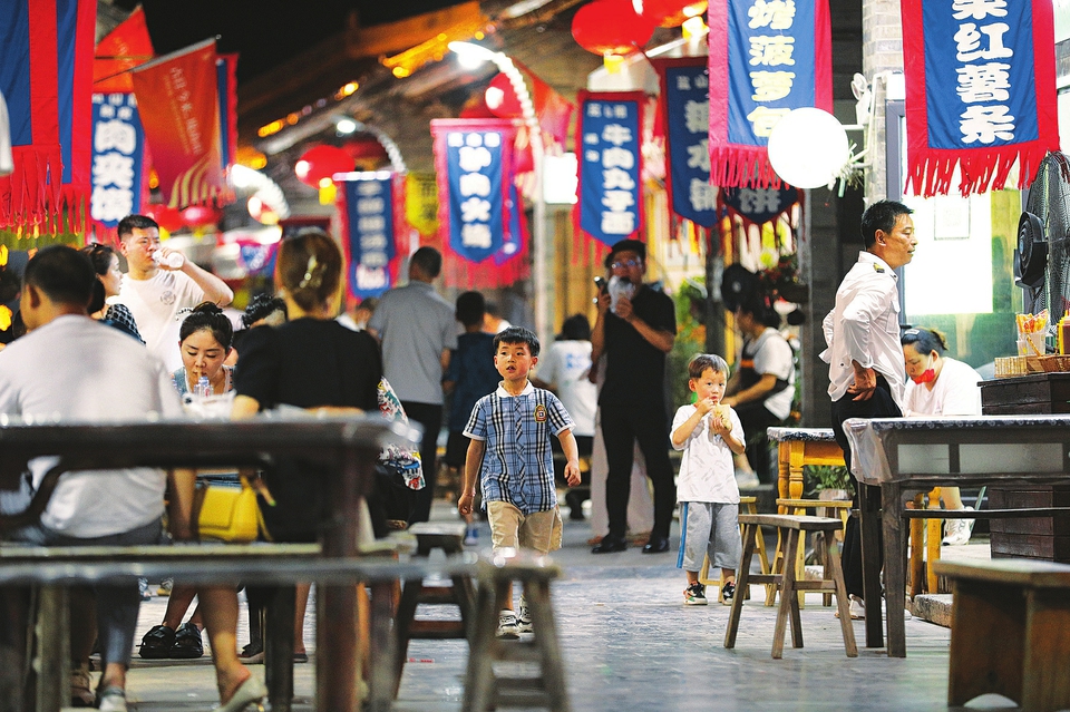  6月17日晚，游客在運(yùn)城市鹽湖區(qū)嵐山根運(yùn)城印象景區(qū)內(nèi)游玩。連日來(lái)，運(yùn)城市通過(guò)發(fā)放消費(fèi)券，培育夜購(gòu)、夜味、夜宿、夜玩、夜賞的消費(fèi)形態(tài)，迅速推動(dòng)消費(fèi)企穩(wěn)回暖，為經(jīng)濟(jì)發(fā)展注入強(qiáng)勁動(dòng)力。 金玉敏攝