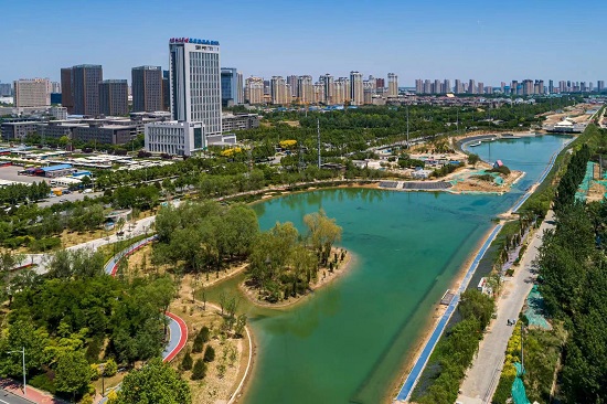 環(huán)城水系中的北湖公園越來越美。羅大慶攝