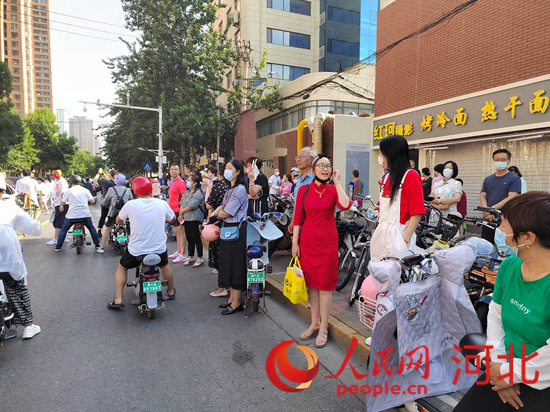 石家莊外國語學(xué)?？键c(diǎn)外送考的家長。人民網(wǎng) 祝龍超攝