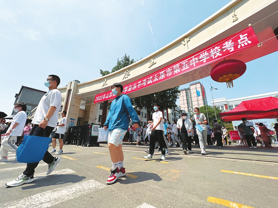 六月二十日，中考太原五中考點，完成首門考試的考生滿懷信心走出考場。記者李兆民攝