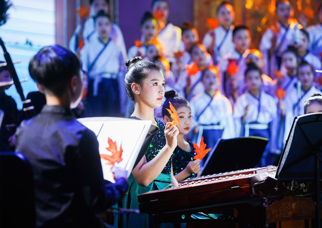 樂(lè)團(tuán)在臺(tái)上演出。單位供圖