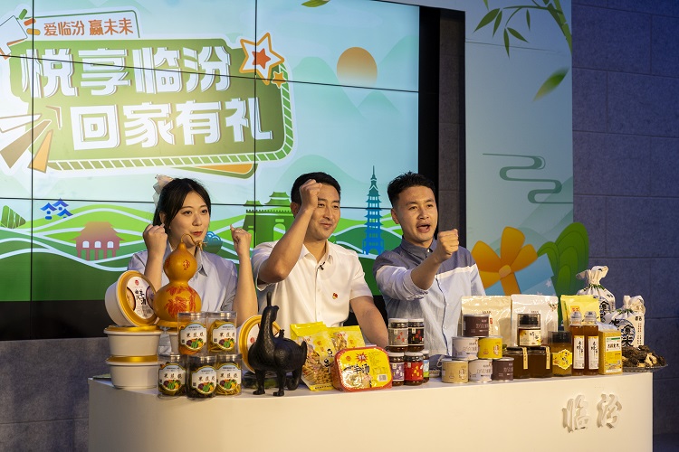 6月3日下午，在臨汾原產(chǎn)地商品體驗店，曲沃縣副縣長樊奇選對當?shù)氐霓r(nóng)特產(chǎn)品、旅游景點進行了推介代言。鄭遠飛攝