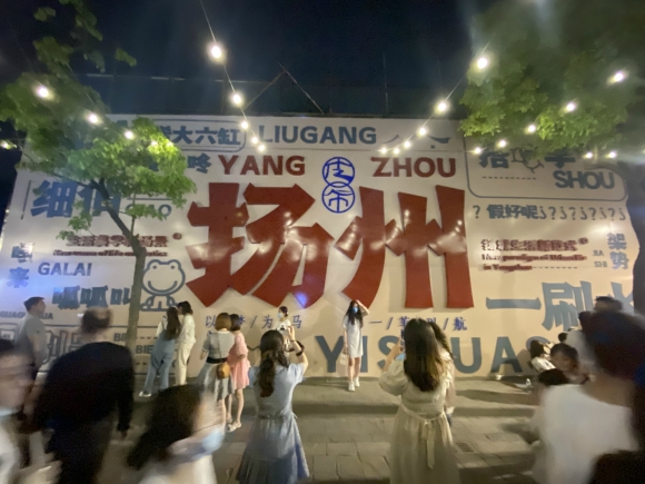 古運(yùn)河畔的皮市街充滿市井氣息。 人民網(wǎng) 張玉峰攝
