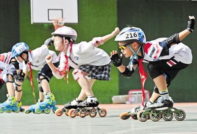 6月23日，邯鄲市邯山區(qū)實驗小學的學生在練習輪滑。 當日是國際奧林匹克日，該小學開展了“我運動、我健康、我快樂”為主題的體育活動，通過足球、籃球、武術、輪滑、擊劍等運動，讓學生們享受運動健身的快樂，感受運動的魅力。 河北日報通訊員 郝群英攝