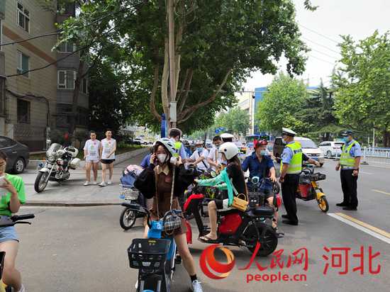 石家莊交警在查處非機動車違章。人民網(wǎng)祝龍超攝
