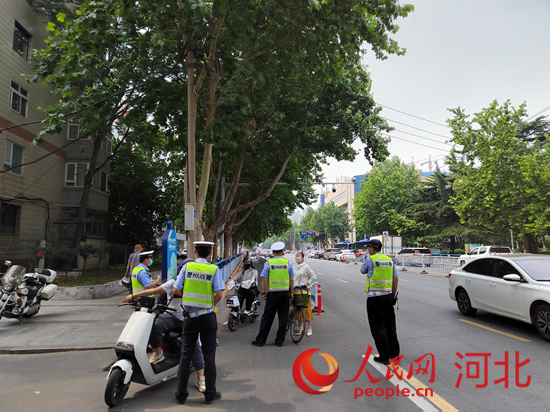 石家莊交警在查處非機動車違章。人民網(wǎng)祝龍超攝