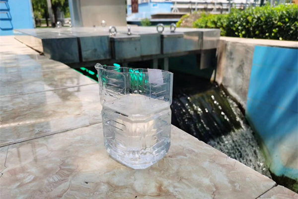 在邯鄲市雞澤縣藍(lán)天污水處理廠，污水經(jīng)過處理后清澈透明。鄭佳欣攝