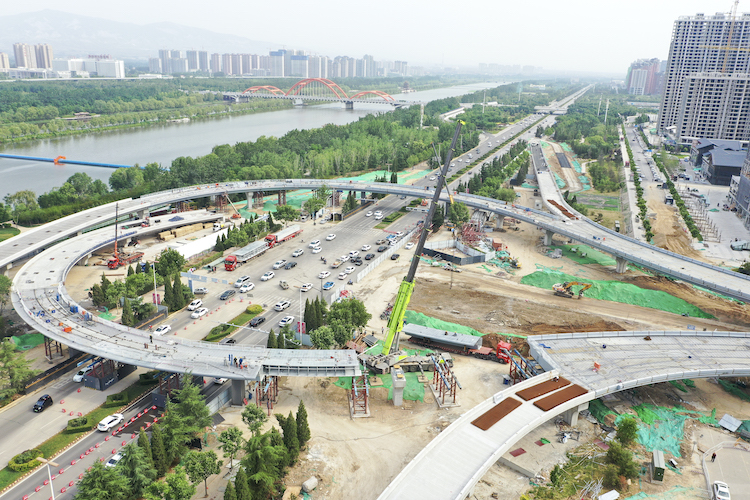 市區(qū)五一路快速通道工程西段順利合龍。