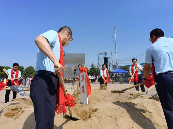 作為今年荷花節(jié)“開場秀”，理士新能源智造園區(qū)項目正式開工。人民網(wǎng) 馬曉波攝