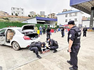 圖為民警對(duì)重點(diǎn)車輛是否攜帶毒品進(jìn)行檢查。省禁毒委供圖