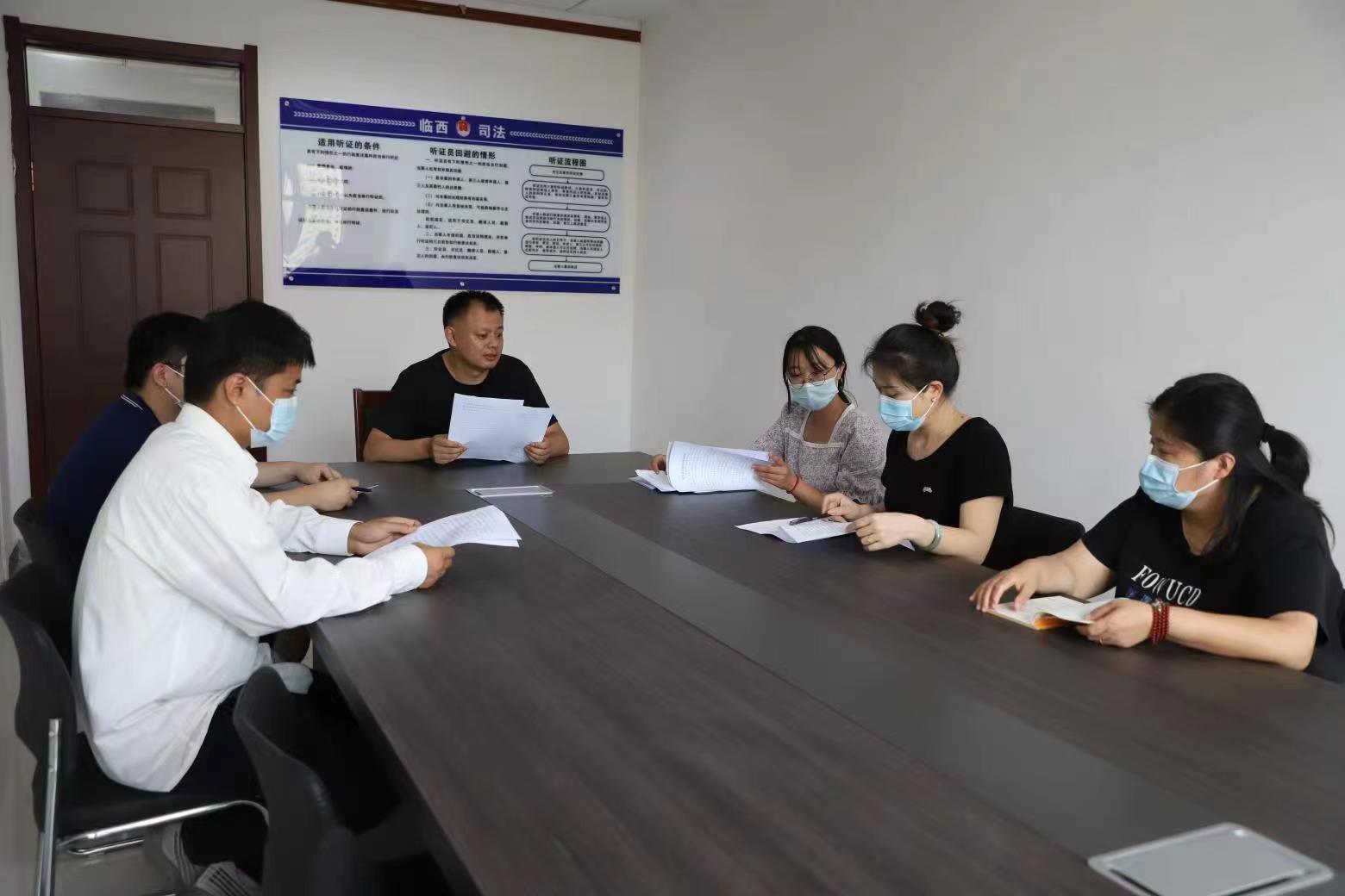 邢臺市臨西縣司法局工作人員在行政復議聽證室對行政復議事項開展聽證問詢。 孟凡儒攝