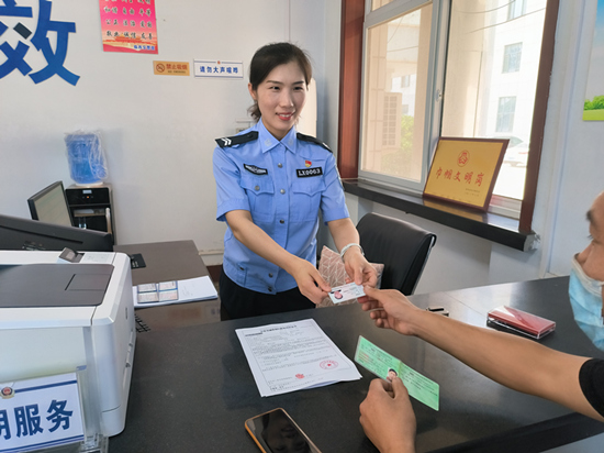 張靜正在為群眾辦理業(yè)務。 趙凱攝