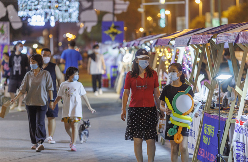 青年無(wú)限宇宙潮動(dòng)市集匯聚眾多文創(chuàng)產(chǎn)品，豐富市民夜生活。王英浩攝