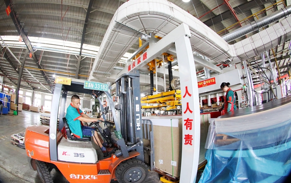沭陽縣一公司車間內(nèi)一派緊張有序的繁忙景象。沭陽縣委宣傳部供圖