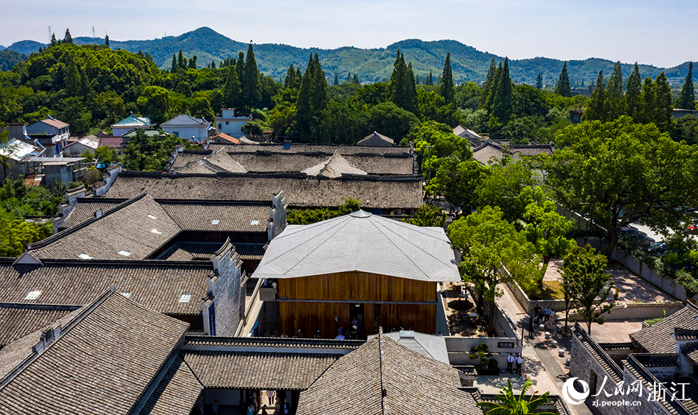 7月23日，空中俯瞰位于寧波市江北區(qū)慈城鎮(zhèn)的抱珠樓。人民網(wǎng) 章勇濤攝