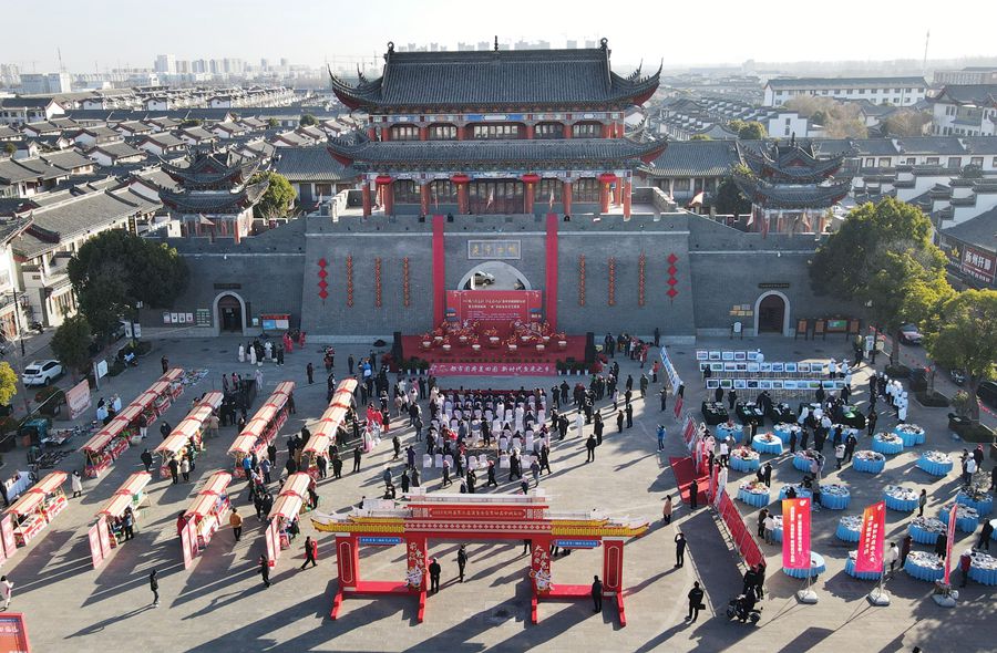 城門掛春聯(lián)，金湖沖刺“開門紅”。陳義寶攝