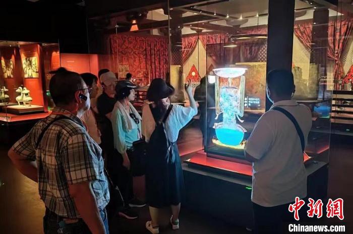 圖為臺灣新北市永和區(qū)里長聯(lián)誼會江西參訪團一行在南昌漢代海昏侯國遺址博物館內(nèi)參觀展出的珍貴文物?！●樞↓?攝