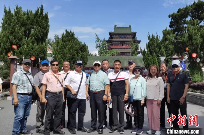 圖為臺灣新北市永和區(qū)里長聯(lián)誼會江西參訪團一行在南昌滕王閣前合影?！×鴷缘?攝