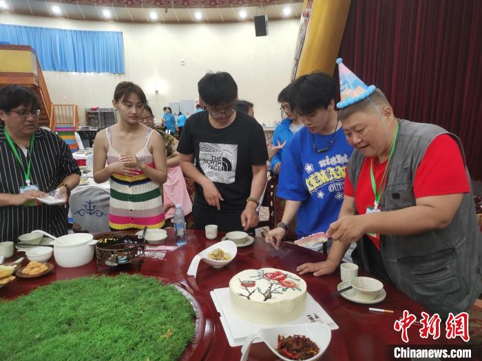 圖為內(nèi)蒙古臺(tái)辦為臺(tái)胞過生日?！±類燮?攝