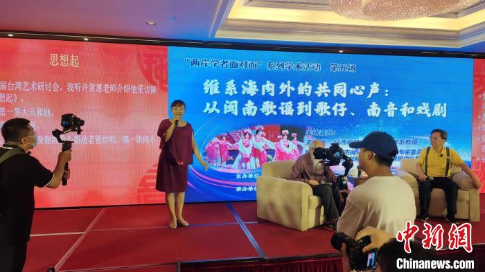 歌仔說唱非遺傳承人張?jiān)缕寂楷F(xiàn)場(chǎng)演唱。　楊伏山 攝